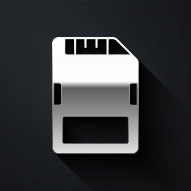 Silver SD kart simgesi siyah arkaplanda izole edildi. Hafıza kartı. Adaptör simgesi. Uzun gölge tarzı. Vektör.