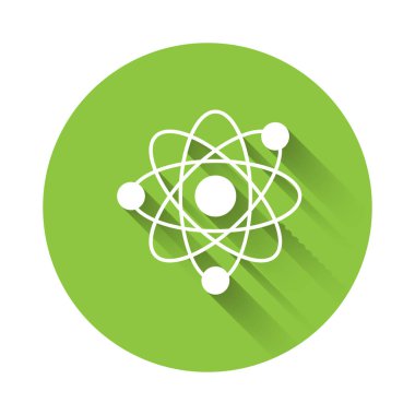 Beyaz Atom simgesi uzun gölge arkaplanı ile izole edildi. Bilimin, eğitimin, nükleer fiziğin, bilimsel araştırmaların sembolü. Yeşil daire düğmesi. Vektör.