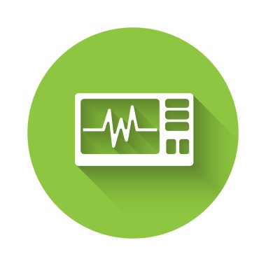 Uzun gölgeli kardiyogram ikonlu beyaz bilgisayar monitörü. Simge denetleniyor. Kalp atışı elle çizilmiş EKG monitörü. Yeşil daire düğmesi. Vektör.