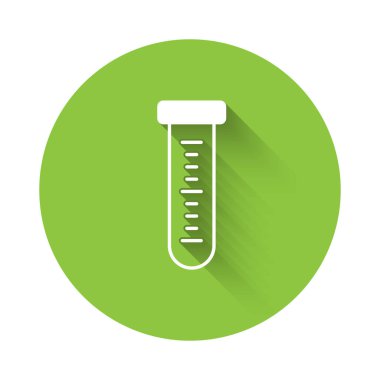 Beyaz test tüpü ve uzun gölge arkaplan izole edilmiş kimyasal test ikonu. Laboratuvar cam levhası. Yeşil daire düğmesi. Vektör.