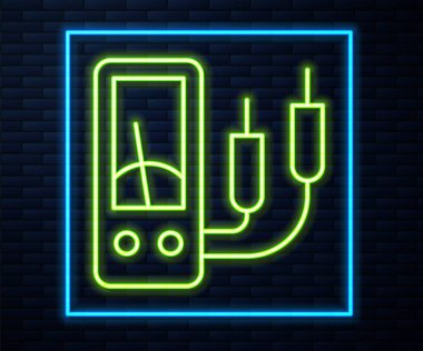 Parlayan neon hattı Ampere ölçer, multimetre, voltmetre ikonu tuğla duvar arka planında izole edilmiş. Elektrik akımını ölçmek için araçlar. Vektör.