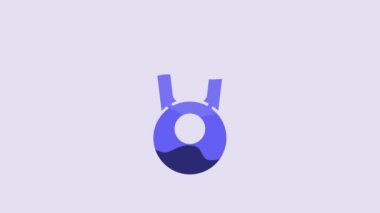 Mavi Kettlebell simgesi mor arkaplanda izole edilmiş. Spor malzemeleri. 4K Video hareketli grafik canlandırması.