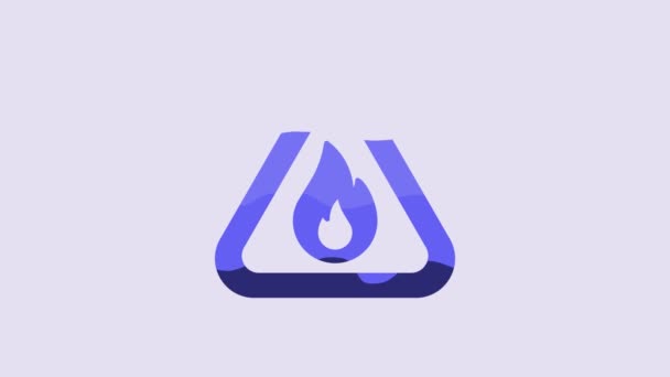 紫の背景に隔離された三角形のアイコンの青い炎 可燃性製品の警告標識 4Kビデオモーショングラフィックアニメーション — ストック動画