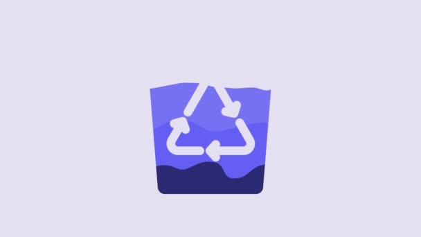 Niebieski Kosz Śmieci Ikoną Symbolu Recyklingu Izolowaną Fioletowym Tle Ikona — Wideo stockowe