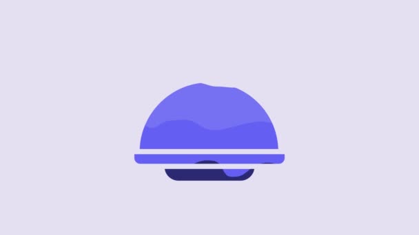 蓝色覆盖着一盘子食物图标隔离在紫色背景 托盘和盖子标志 有盖子的餐厅面团 4K视频运动图形动画 — 图库视频影像