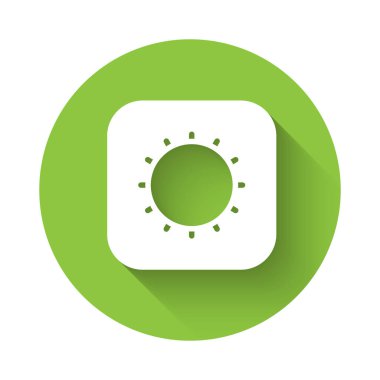 Beyaz Güneş simgesi uzun gölge arkaplanı ile izole edildi. Yeşil daire düğmesi. Vektör