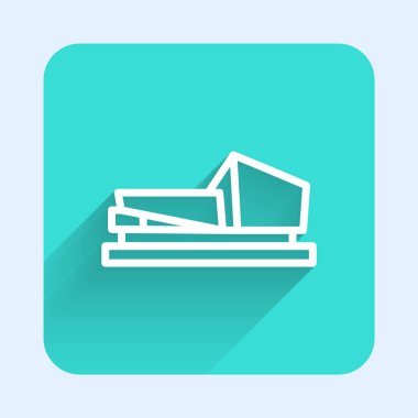 Beyaz çizgi tahta balta ikonu uzun gölge arkaplanı ile izole edilmiş. Oduncu baltası. Yeşil kare düğmesi. Vektör