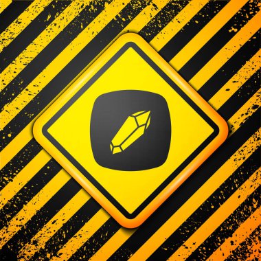 Sarı arkaplanda izole edilmiş siyah büyü taşı simgesi. Fantezi kristali. Maç için mücevher. Uyarı işareti. Vektör