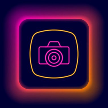 Parlayan neon hattı fotoğraf makinesi simgesi siyah arkaplanda izole edildi. Foto kamera. Dijital fotoğrafçılık. Renkli taslak konsepti. Vektör