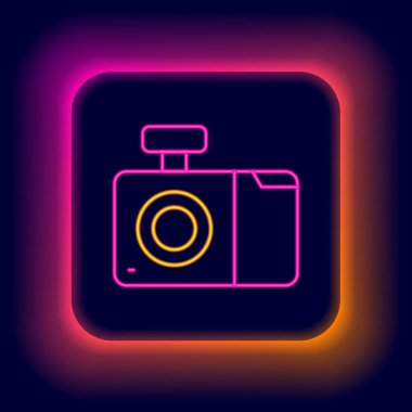 Parlayan neon hattı fotoğraf makinesi simgesi siyah arkaplanda izole edildi. Fotoğraf makinesi simgesi. Renkli taslak konsepti. Vektör