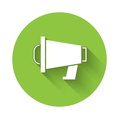 Uzun gölgeli beyaz megafon simgesi. Sözcü işareti. Yeşil daire düğmesi. Vektör.