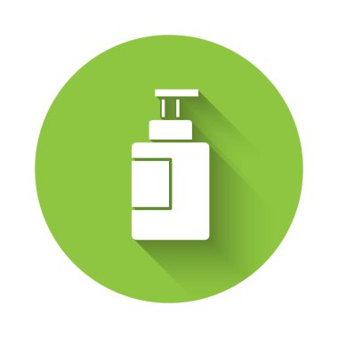 Beyaz El dezenfektan ikonu uzun gölgeli izole edilmiş. Dezenfeksiyon konsepti. Yıkama jeli. Hijyen için alkol şişesi. Yeşil daire düğmesi. Vektör.