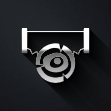 Gümüş renkli iki elli testere ve kütük simgesi siyah arka planda izole edildi. Uzun gölge tarzı. Vektör