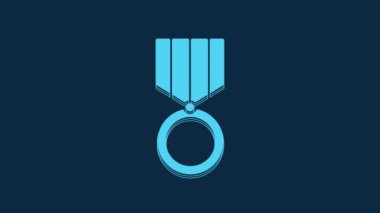 Mavi arka planda mavi madalya ikonu izole edildi. Kazanan başarı işareti. Ödül madalyası. 4K Video hareketli grafik canlandırması.