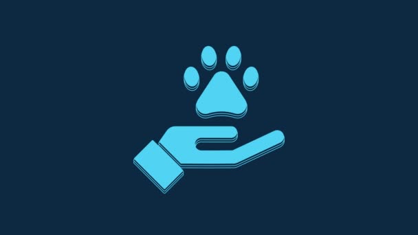 青の背景に動物の足跡アイコンが隔離された青の手 ペットの足を中心に 動物への愛 4Kビデオモーショングラフィックアニメーション — ストック動画