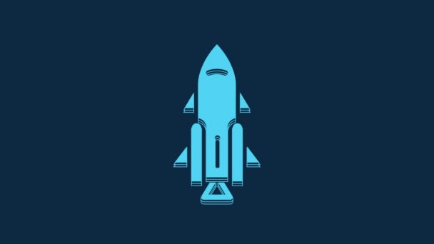 青色の背景に隔離された火のアイコンを持つ青いロケット船 宇宙旅行 4Kビデオモーショングラフィックアニメーション — ストック動画
