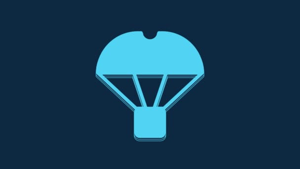 蓝箱在降落伞图标上飞行 蓝色背景隔离 带降落伞包裹装运 送货服务 4K视频运动图形动画 — 图库视频影像