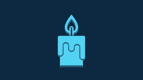 蓝色燃烧的蜡烛图标隔离在蓝色背景上 圆柱形蜡烛与燃烧的火焰粘在一起 4K视频运动图形动画 — 图库视频影像