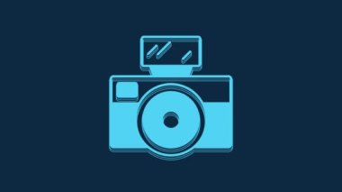 Mavi flaşlı mavi fotoğraf makinesi mavi arka planda izole edilmiş. Foto kamera. Dijital fotoğrafçılık. 4K Video hareketli grafik canlandırması.