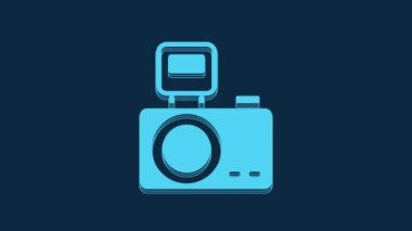 Mavi flaşlı mavi fotoğraf makinesi mavi arka planda izole edilmiş. Foto kamera. Dijital fotoğrafçılık. 4K Video hareketli grafik canlandırması.