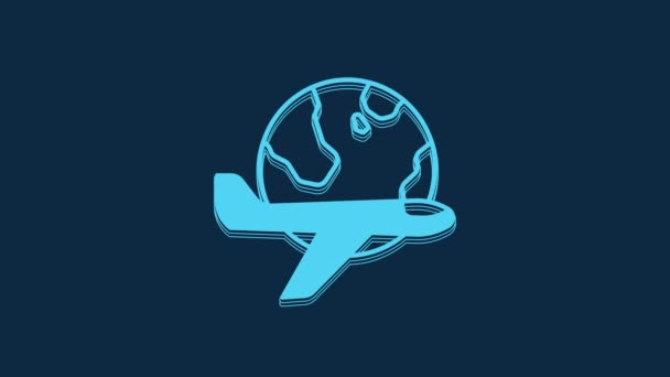 青色の背景に独立した飛行面のアイコンを持つブルーグローブ 飛行機は地球を飛び回る 航空機世界のアイコン 4Kビデオモーショングラフィックアニメーション — ストック動画