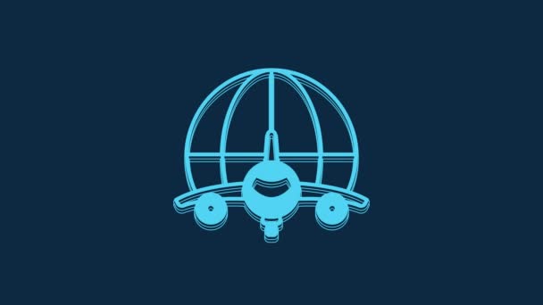 青色の背景に独立した飛行面のアイコンを持つブルーグローブ 飛行機は地球を飛び回る 航空機世界のアイコン 4Kビデオモーショングラフィックアニメーション — ストック動画