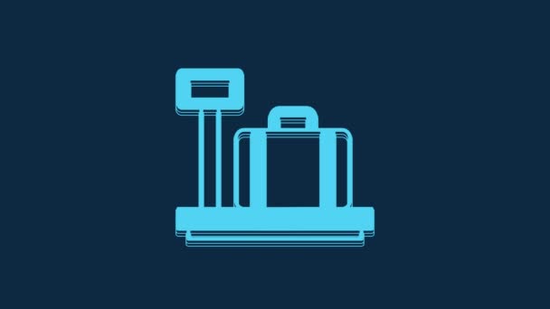 ブルーの背景にスーツケースのアイコンが隔離されたブルースケール 物流と配送 スケール上の配達パッケージの重量 4Kビデオモーショングラフィックアニメーション — ストック動画