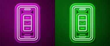 Parlayan neon hattı Smartphone şarj ikonu mor ve yeşil arka planda izole edilmiş. Şarjı az bir telefon. Vektör.