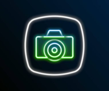 Parlayan neon hattı fotoğraf makinesi simgesi siyah arkaplanda izole edildi. Foto kamera. Dijital fotoğrafçılık. Renkli taslak konsepti. Vektör