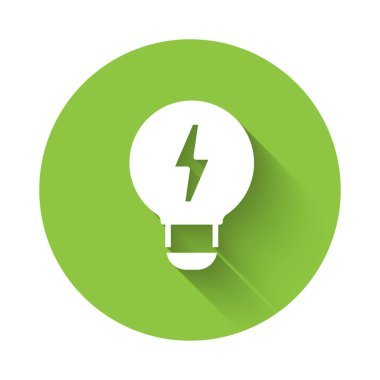 Beyaz Yaratıcı Lamba Işığı fikri ikonu uzun gölge arkaplanı ile izole edildi. Fikirler ilham, icat, etkili düşünme, bilgi ve eğitim kavramları. Yeşil daire düğmesi. Vektör