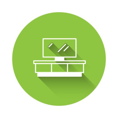 Beyaz TV masası simgesi uzun gölge arkaplanı ile izole edilmiş. Yeşil daire düğmesi. Vektör