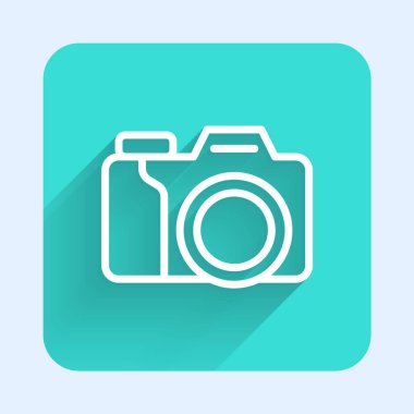 Beyaz çizgi fotoğraf makinesi simgesi uzun gölge arkaplanı ile izole edildi. Foto kamera. Dijital fotoğrafçılık. Yeşil kare düğmesi. Vektör