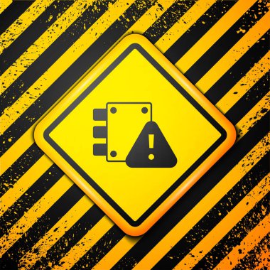 Kara Ev koruma altında, sarı arka planda izole edilmiş bir ikon. Eve git ve kilitle. Koruma, güvenlik, güvenlik, koruma, savunma konsepti. Uyarı işareti. Vektör.