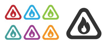 Siyah Ateş, beyaz arkaplanda izole edilmiş üçgen ikonunda. Yanıcı madde için uyarı işareti. Simgeleri renklendirin. Vektör