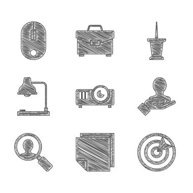 Film, film, medya projektörü, not etiketleri, hedef sporu, arama yapan insanlar için el, büyüteç, masa lambası, raptiye ve bilgisayar fare simgesi. Vektör