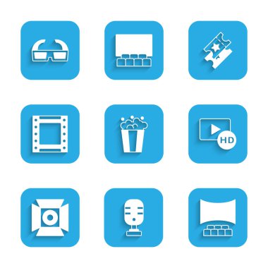 Patlamış mısırı karton kutuya, mikrofona, sinema salonundaki ekran, Hd filmi, bant, kare, film spotu, video, bilet ve 3D sinema gözlüğü ikonuna ayarla. Vektör