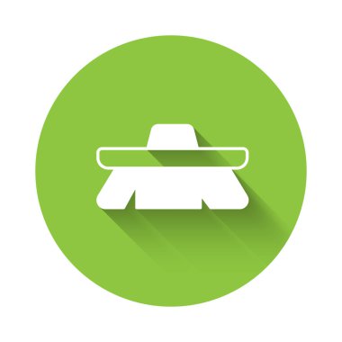 Temizlik simgesi için beyaz fırça uzun gölge arkaplan izole. Temizlik hizmeti konsepti. Yeşil daire düğmesi. Vektör