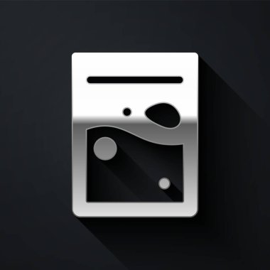 Siyah arka planda gümüş plastik uyuşturucu ikonu var. Sağlık tehlikesi. Uzun gölge tarzı. Vektör