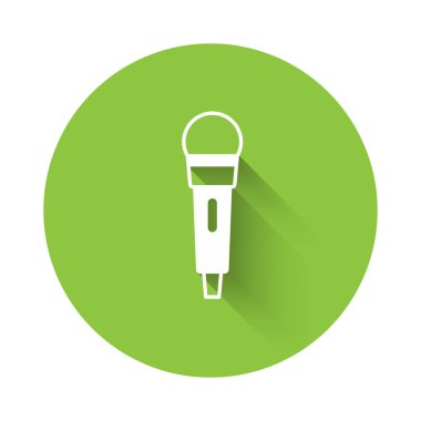 Beyaz Mikrofon simgesi uzun gölge arkaplanı ile izole edildi. Radyodaki mikrofondan. Sözcü işareti. Yeşil daire düğmesi. Vektör