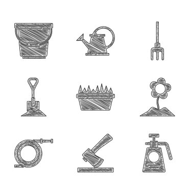 Dikdörtgen şeklinde taze çimenler, tahta balta, gübre için bahçe spreyi, çiçek, yangın hortumu, kürek, tırmık ve kova ikonu. Vektör