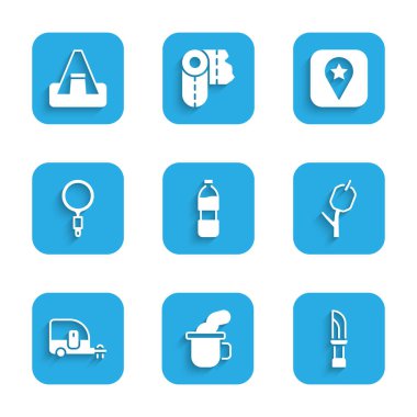 Bir şişe su, fincan çayı, bıçak, çubukta marshmallow, karavan, büyüteç, kamp yeri ve turist çadırı ikonu. Vektör