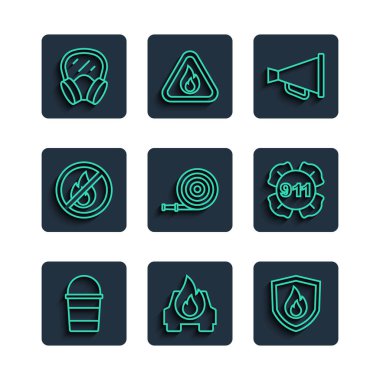 Ateş kovası, yanan araba, koruma kalkanı, megafon, hortum makarası, yangın yok, gaz maskesi ve acil durum ikonunu arayın. Vektör