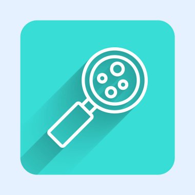 Büyüteç simgesi altında uzun gölgeli beyaz çizgi mikroorganizmalar. Bakteri ve mikroplar, hücre kanseri, mikrop, virüs, mantar. Yeşil kare düğmesi. Vektör