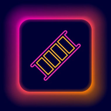 Parlayan neon hattı yangın merdiveni simgesi siyah arkaplanda izole edildi. Pompier merdiveni. İtfaiyeciler merdiveni sırıkla tırmanır. Renkli taslak konsepti. Vektör