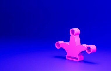 Pembe Joker, mavi arkaplanda izole edilmiş kart simgesi oynuyor. Çanları olan soytarı şapkası. Kumarhane kumarı. Minimalizm kavramı. 3 Boyutlu resimleme.