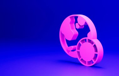 Pembe Kumarhane çipleri simgesi mavi arkaplanda izole edilmiş. Kumarhane kumarı. Minimalizm kavramı. 3 Boyutlu resimleme.