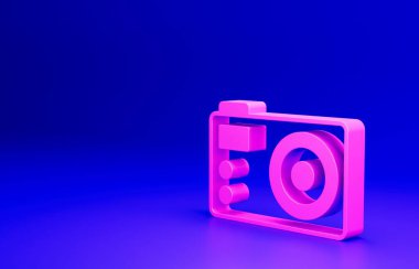 Mavi arkaplanda pembe fotoğraf makinesi simgesi izole edildi. Foto kamera. Dijital fotoğrafçılık. Minimalizm kavramı. 3 Boyutlu resimleme.