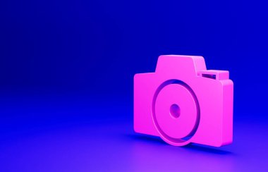 Mavi arkaplanda pembe fotoğraf makinesi simgesi izole edildi. Foto kamera. Dijital fotoğrafçılık. Minimalizm kavramı. 3 Boyutlu resimleme.