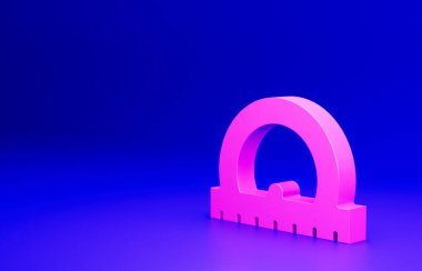 Mavi arkaplanda izole edilmiş derece simgesini ölçmek için pembe açılı ızgara. Eğim ölçer. Ölçme aleti. Geometrik sembol. Minimalizm kavramı. 3 Boyutlu resimleme.