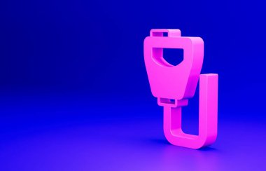 Mavi arkaplanda pembe telsiz ikonu izole edildi. Taşınabilir radyo vericisi simgesi. Radyo alıcı-vericisi işareti. Minimalizm kavramı. 3 Boyutlu resimleme.